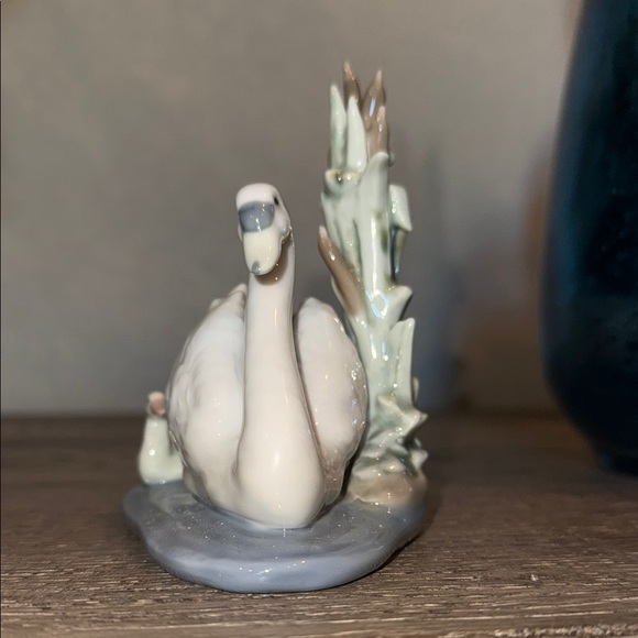 White and Blue Decorative Ceramic Swan Figurine Set - Picture 5 of 8
